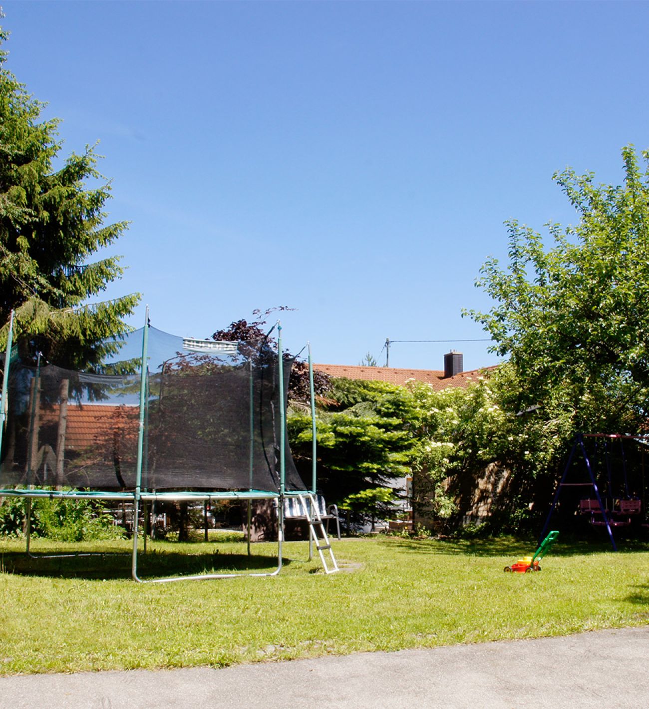 Allgäuer Bergblick, Garten mit großer Wiese