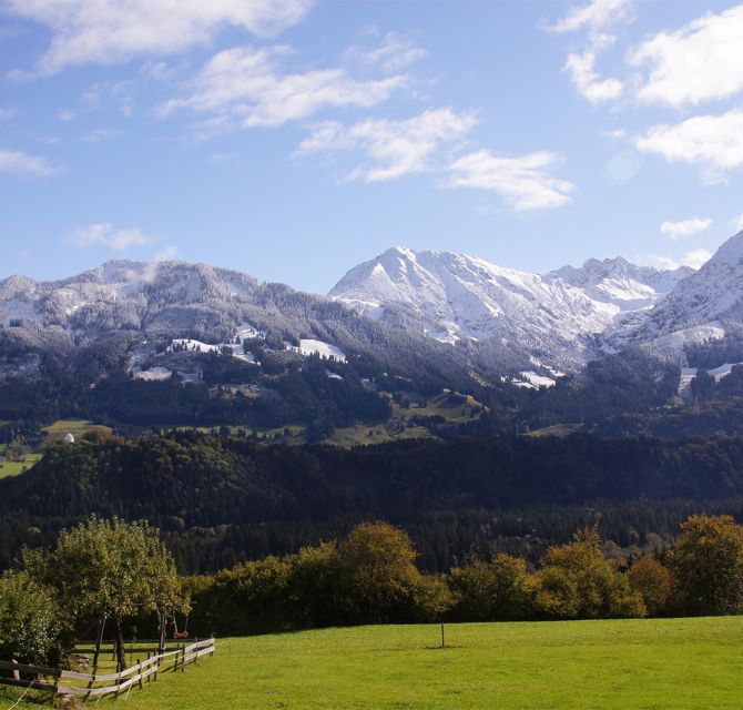 erster Schnee auf den Gipfeln im Herbst